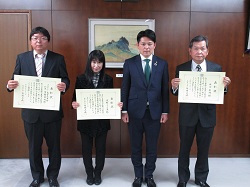 写真：表彰状を授与（3月1日）