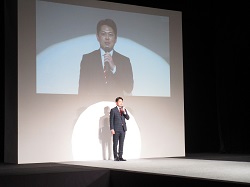 写真：あいさつする市長