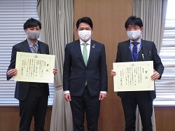 写真：表彰状を授与（3月2日）