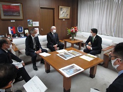 写真：面談する市長（3月2日）