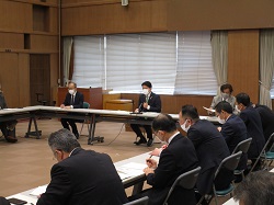 写真：会議に出席（3月2日）