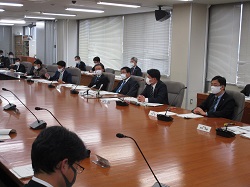 写真：会議に出席（3月5日）