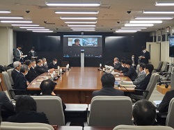 写真：会議に出席（3月4日）
