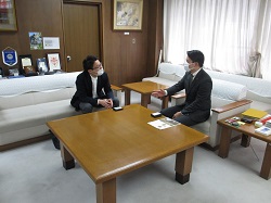 写真：面談する市長（3月9日）