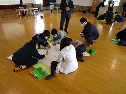 写真：視察する市長（3月10日）