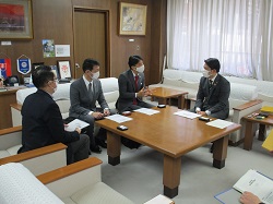 写真：面談する市長（3月24日）