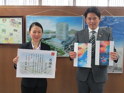 写真：河村尚江氏と市長