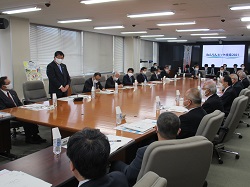 写真：委員会に出席