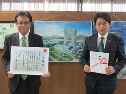 写真：境敏幸氏と市長