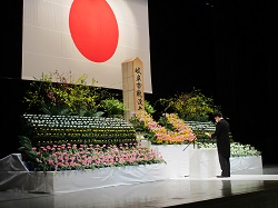 写真：式辞及び献花