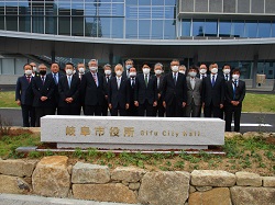 写真：岐阜市新庁舎銘板の除幕式にて記念撮影