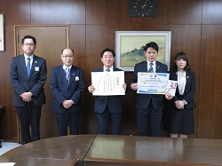 写真：根岸秋男氏らと市長