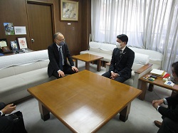 写真：面談する市長（4月5日）