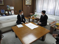 写真：面談する市長1（4月7日）