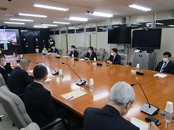 写真：会議に出席（4月7日）