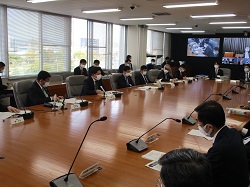 写真：会議に出席（4月8日）