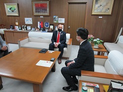 写真：面談する市長（4月8日）