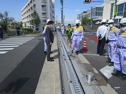 写真：視察する市長（4月11日）