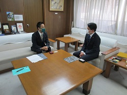 写真：面談する市長2（4月12日）