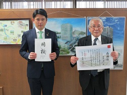 写真：安藤秀川氏と市長
