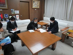 写真：面談する市長（4月13日）