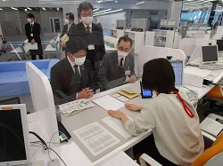 写真：視察する市長