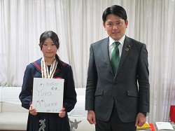 写真：村瀬由徠さんと市長