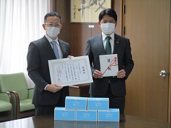 写真：草川晃吉氏と市長