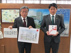 写真：伊藤仙游氏と市長
