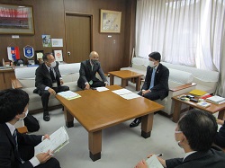 写真：面談する市長（4月20日）