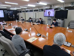 写真：会議に出席（4月21日）