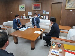 写真：面談する市長（4月22日）