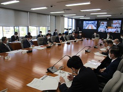 写真：会議に出席（4月23日）