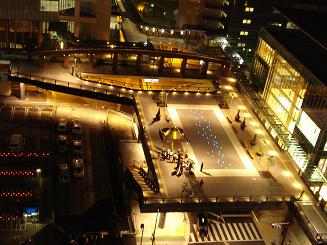 写真:駅西広場デッキ夜景