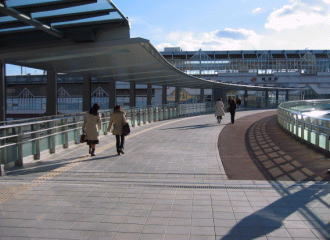 写真:駅前広場内歩行者用デッキ1
