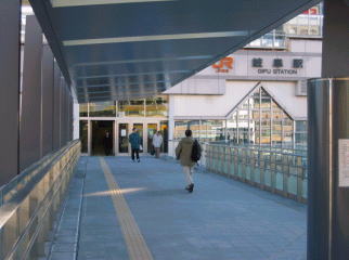 写真:駅前広場内歩行者用デッキ2