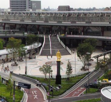 写真：岐阜駅北口駅前広場「大階段（信長ゆめ階段）」