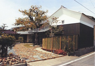 写真：楠を抱く家の外観