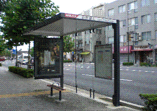 写真：バス停広告