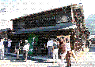 写真：芭蕉庵カフェによる歴史的建造物の再生の取り組み