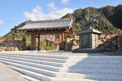 写真：岐阜公園正門と若き日の織田信長像
