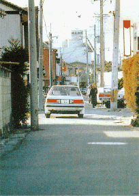 写真：道幅が狭い道路