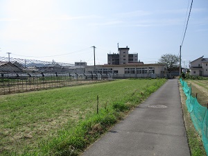 写真：地区の約7割が低未利用地で、道路沿いに側溝が整備されていない状況