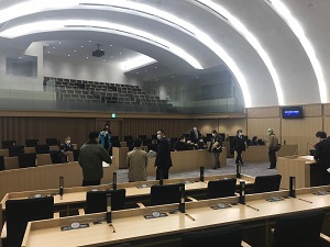 写真：議場の視察状況