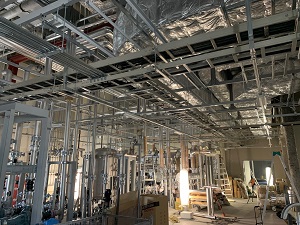 写真：8階の熱源機械室の施工状況