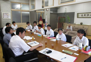 写真：岐阜中央中学校生徒との意見交換の様子