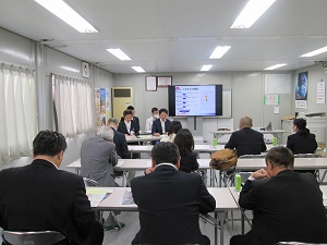 写真：調布市議会総務委員会の視察