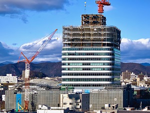 写真:外壁の設置作業
