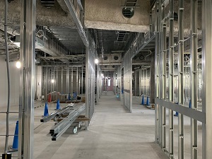 写真:間仕切り壁の設置作業
