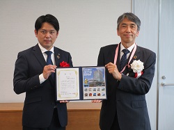 写真：新庁舎開庁記念フレーム切手を受領する市長